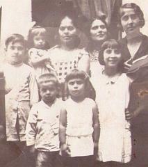 ma grand-mère DOLORES SERRA NEE SOLER2e en haut à droite